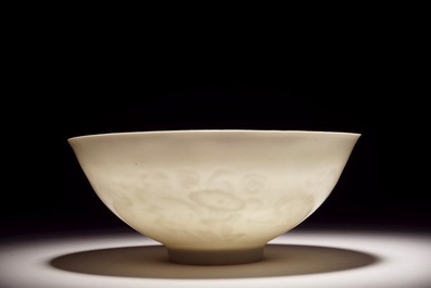 A Chinese monochrome white eggshell anhua bowl with applied design, Yongzheng mark, 19/20th C.