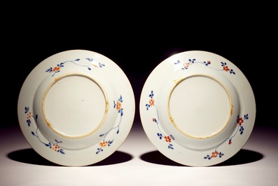 A Chinese verte-Imari charger, two dishes and seventeen plates, Kangxi/Yongzheng