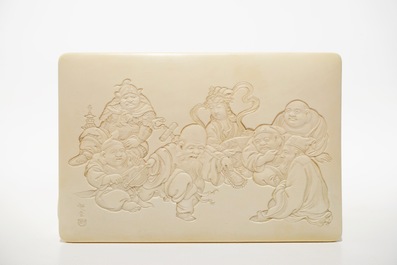 Une bo&icirc;te rectangulaire en ivoire sculpt&eacute;, sign&eacute;, Meiji, 19&egrave;me