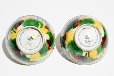 Une paire de bols en porcelaine de Chine de type &eacute;pinards et oeuf, anc. coll. Auguste le Fort, Kangxi