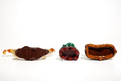 Trois figures en lapis lazuli, agate et malachite, sur socle en bois, Chine, 20&egrave;me