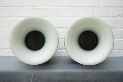 Une paire de grands vases en porcelaine de Chine famille rose, 19/20&egrave;me