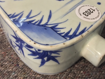 A Chinese blue and white tea caddy with roosters, Transitional period