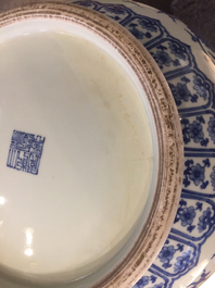 Een Chinese blauwwitte hu vaas met lotusslingers, Qianlong merk, 20e eeuw