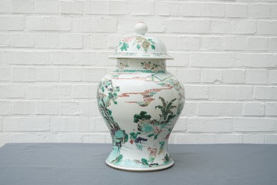 Un vase couvert de style Kangxi en porcelaine de Chine famille verte, 19/20&egrave;me