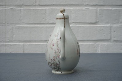Une verseuse en porcelaine de Chine qianjiang cai, 19&egrave;me