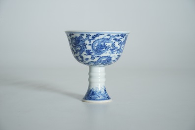 Een Chinese blauwwitte stem cup met decor van negen draken, Yongzheng merk en mogelijk periode