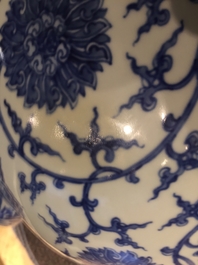 Een Chinese blauwwitte hu vaas met lotusslingers, Qianlong merk, 20e eeuw
