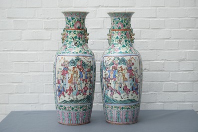 Une paire de grands vases en porcelaine de Chine famille rose, 19&egrave;me