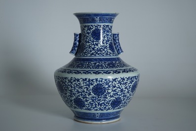 Un vase de forme hu en porcelaine de Chine bleu et blanc, marque de Qianlong, 19&egrave;me