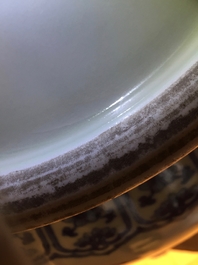 Een Chinese blauwwitte hu vaas met lotusslingers, Qianlong merk, 20e eeuw