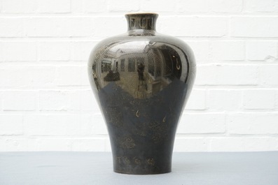 A Chinese black-glazed meiping vase with gilt dragon design, Qianlong mark, 19th C.