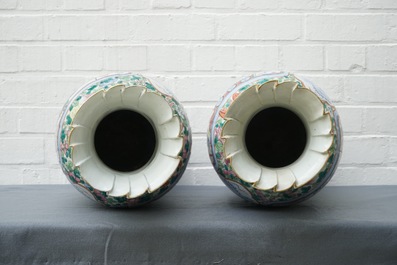 Une paire de grands vases en porcelaine de Chine famille rose, 19&egrave;me