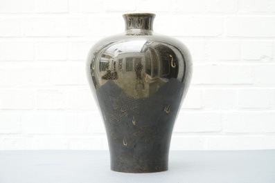A Chinese black-glazed meiping vase with gilt dragon design, Qianlong mark, 19th C.