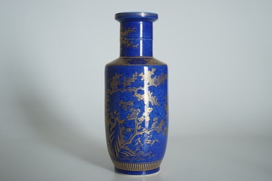 Un vase en porcelaine de Chine bleu poudr&eacute; et dor&eacute;, 19&egrave;me