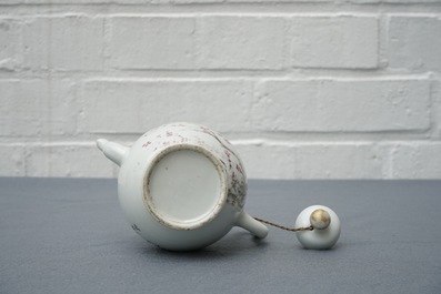 Une verseuse en porcelaine de Chine qianjiang cai, 19&egrave;me