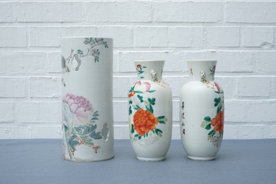 A Chinese famille rose rooster dish, a pair of vases and a qianjiang cai hat stand, 19/20th C.
