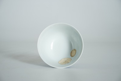 Een Chinese blauwwitte stem cup met decor van negen draken, Yongzheng merk en mogelijk periode