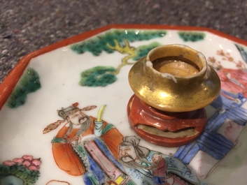 Une coupe octagonale en porcelaine de Chine famille rose, avec un br&ucirc;le-parfum miniature au centre, 19&egrave;me