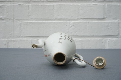 Une verseuse en porcelaine de Chine qianjiang cai, 19&egrave;me