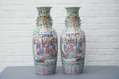 Une paire de grands vases en porcelaine de Chine famille rose, 19&egrave;me