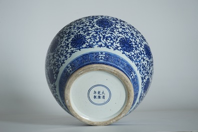 Un vase de forme hu en porcelaine de Chine bleu et blanc, marque de Qianlong, 19&egrave;me