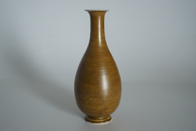 A Chinese teadust-glazed yuhuchunping vase, Kangxi