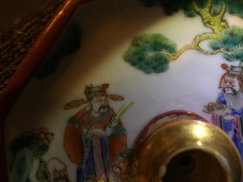 Une coupe octagonale en porcelaine de Chine famille rose, avec un br&ucirc;le-parfum miniature au centre, 19&egrave;me