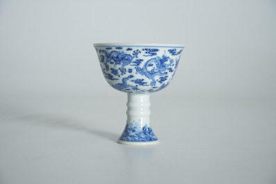 Een Chinese blauwwitte stem cup met decor van negen draken, Yongzheng merk en mogelijk periode