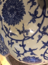 Een Chinese blauwwitte hu vaas met lotusslingers, Qianlong merk, 20e eeuw