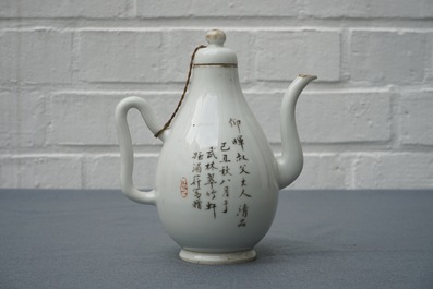 Une verseuse en porcelaine de Chine qianjiang cai, 19&egrave;me