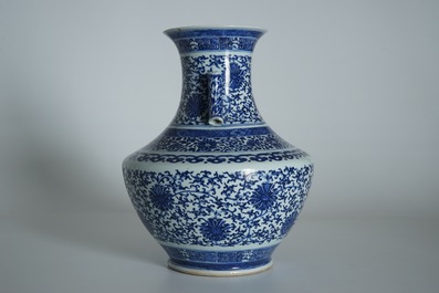 Un vase de forme hu en porcelaine de Chine bleu et blanc, marque de Qianlong, 19&egrave;me