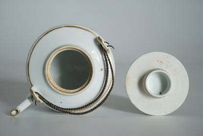 A Chinese qianjiang cai teapot and cover, Tongzhi mark, 19/20th C.