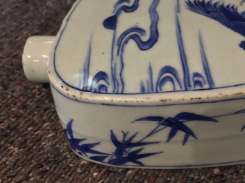 A Chinese blue and white tea caddy with roosters, Transitional period