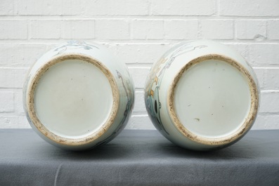 Une paire de grands vases en porcelaine de Chine famille rose, 19/20&egrave;me