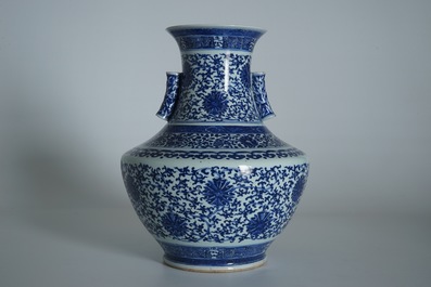 Un vase de forme hu en porcelaine de Chine bleu et blanc, marque de Qianlong, 19&egrave;me