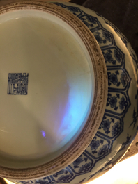 Een Chinese blauwwitte hu vaas met lotusslingers, Qianlong merk, 20e eeuw