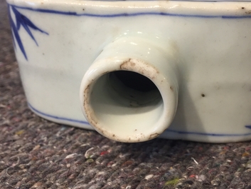 A Chinese blue and white tea caddy with roosters, Transitional period