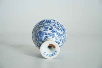 Een Chinese blauwwitte stem cup met decor van negen draken, Yongzheng merk en mogelijk periode