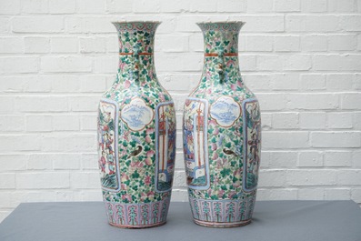 Une paire de grands vases en porcelaine de Chine famille rose, 19&egrave;me