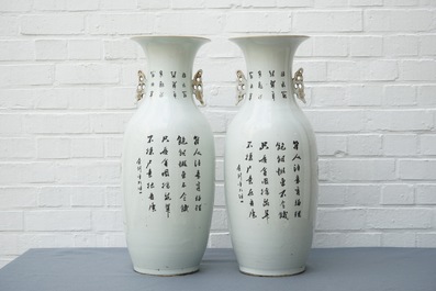 Een paar grote Chinese famille rose vazen met figurendecor en kalligrafie, 19/20e eeuw