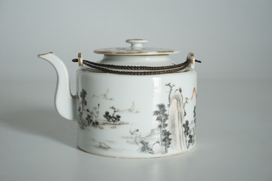 A Chinese qianjiang cai teapot and cover, Tongzhi mark, 19/20th C.
