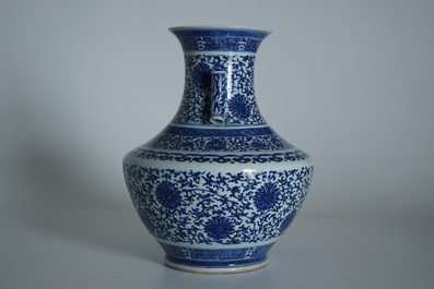Un vase de forme hu en porcelaine de Chine bleu et blanc, marque de Qianlong, 19&egrave;me