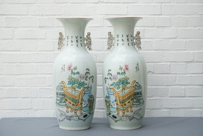 Une paire de grands vases en porcelaine de Chine famille rose, 19/20&egrave;me