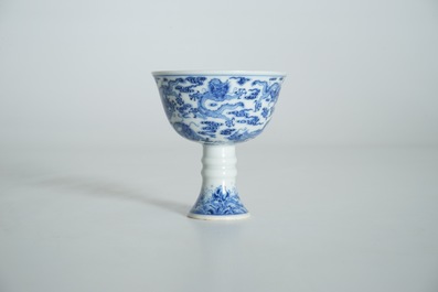 Een Chinese blauwwitte stem cup met decor van negen draken, Yongzheng merk en mogelijk periode