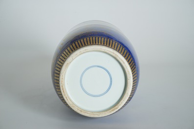 Un vase en porcelaine de Chine bleu poudr&eacute; et dor&eacute;, 19&egrave;me