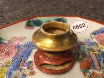 Une coupe octagonale en porcelaine de Chine famille rose, avec un br&ucirc;le-parfum miniature au centre, 19&egrave;me