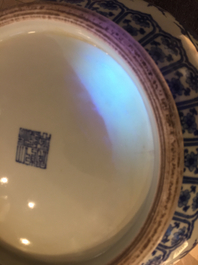 Een Chinese blauwwitte hu vaas met lotusslingers, Qianlong merk, 20e eeuw