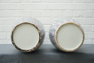 Une paire de grands vases en porcelaine de Chine famille rose, 19&egrave;me