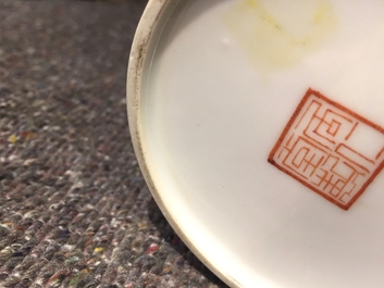 Een Chinese famille rose vaas met krijgers, Ju Ren Tang merk, Republiek, 20e eeuw